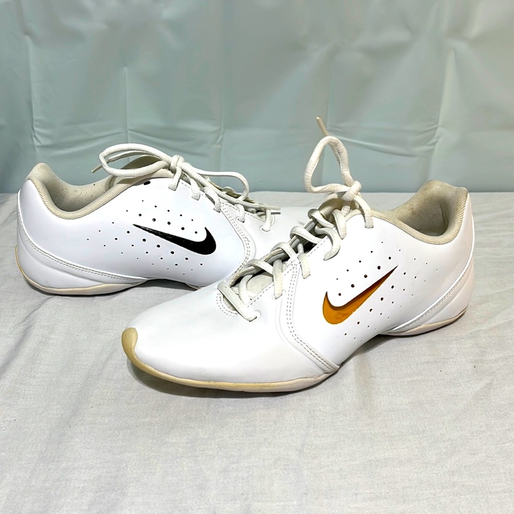 Nike cheer tennis Sideline III shoes size 8.5.              Great condition.